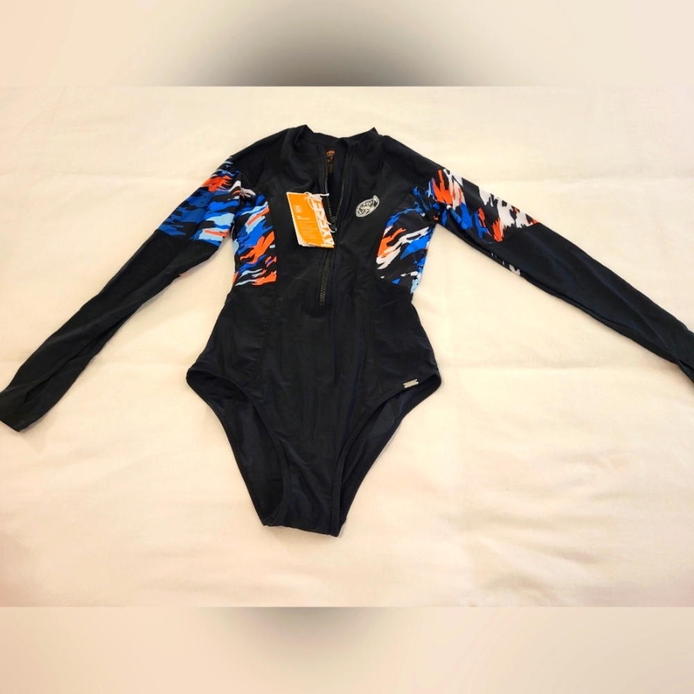 Axesea rashguard/surfing suit, size 4, SPF 50